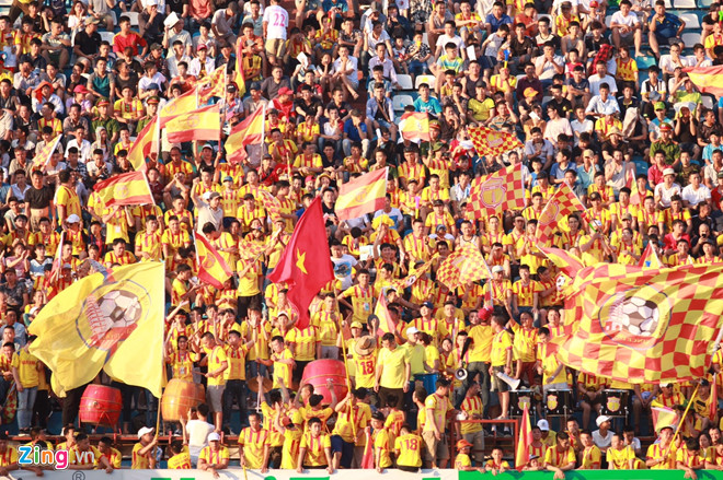 CĐV đội Hà Nội ăn mừng khi đội nhà tiếp tục bất bại ở V.League 2018 CĐV đội Hà Nội ăn mừng khi đội nhà tiếp tục bất bại ở V.League 2018